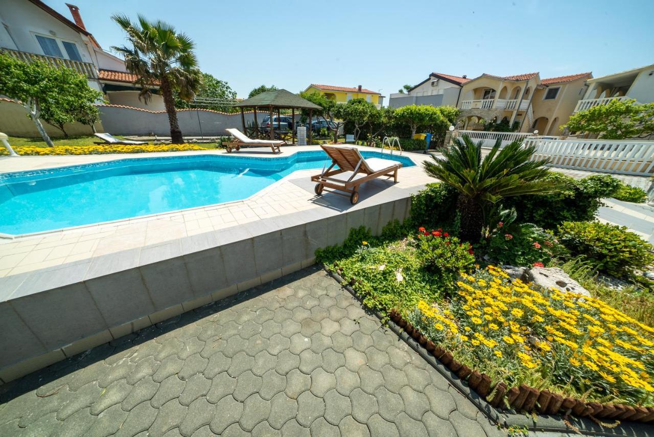 Villa Lulic Vir Exteriér fotografie