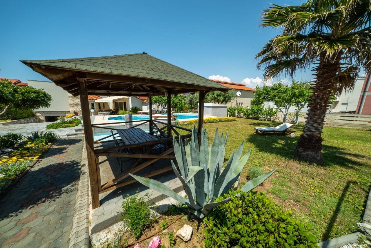 Villa Lulic Vir Exteriér fotografie