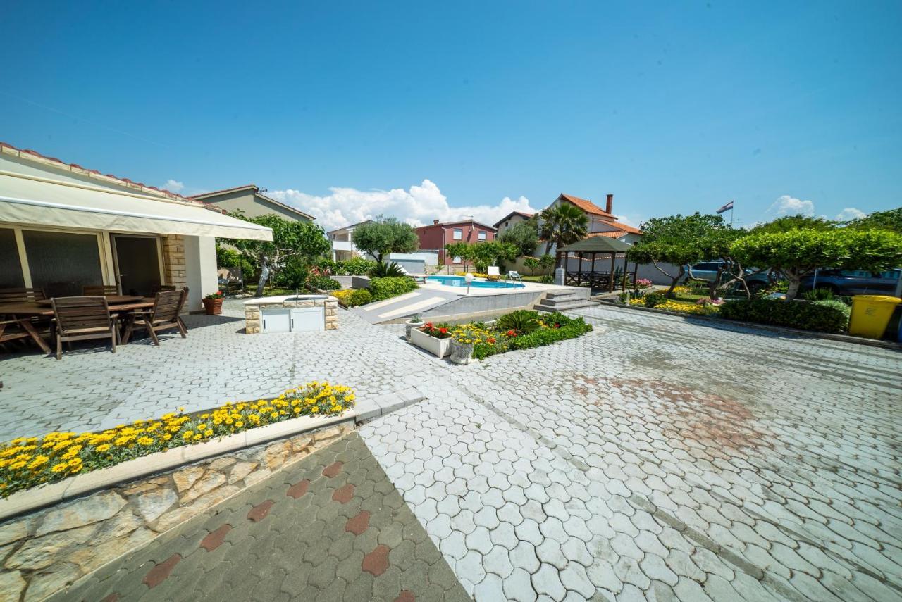 Villa Lulic Vir Exteriér fotografie